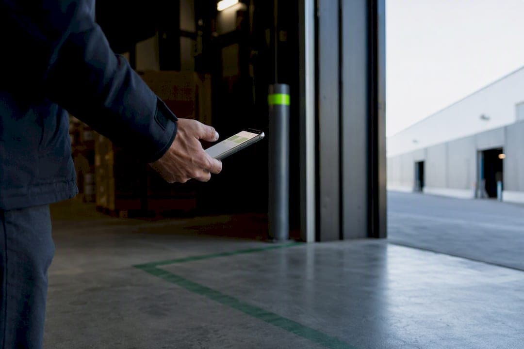 Set Geofences at 50–100m: GPS Attendance Verification for Managers