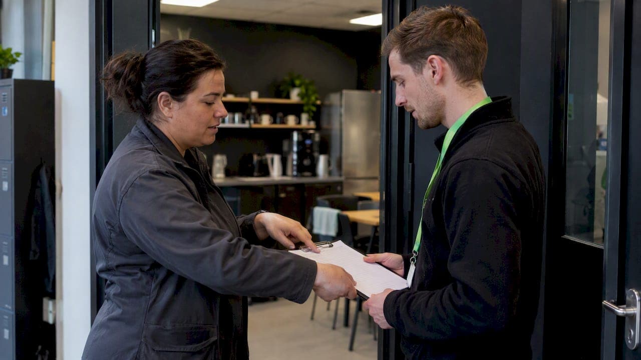 Shift Handover Checklist: 4 KPIs, Ready to Copy Templates for Managers
